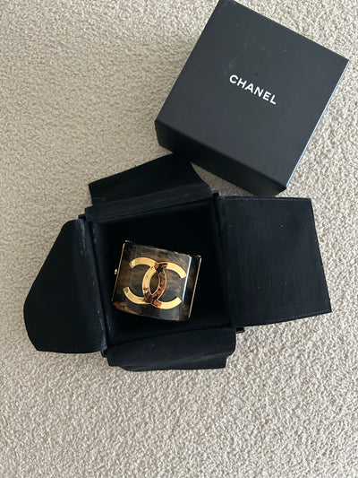CHANEL Metiers d'Art Pre-Fall 2023 Marble resine CC logo cuff with box