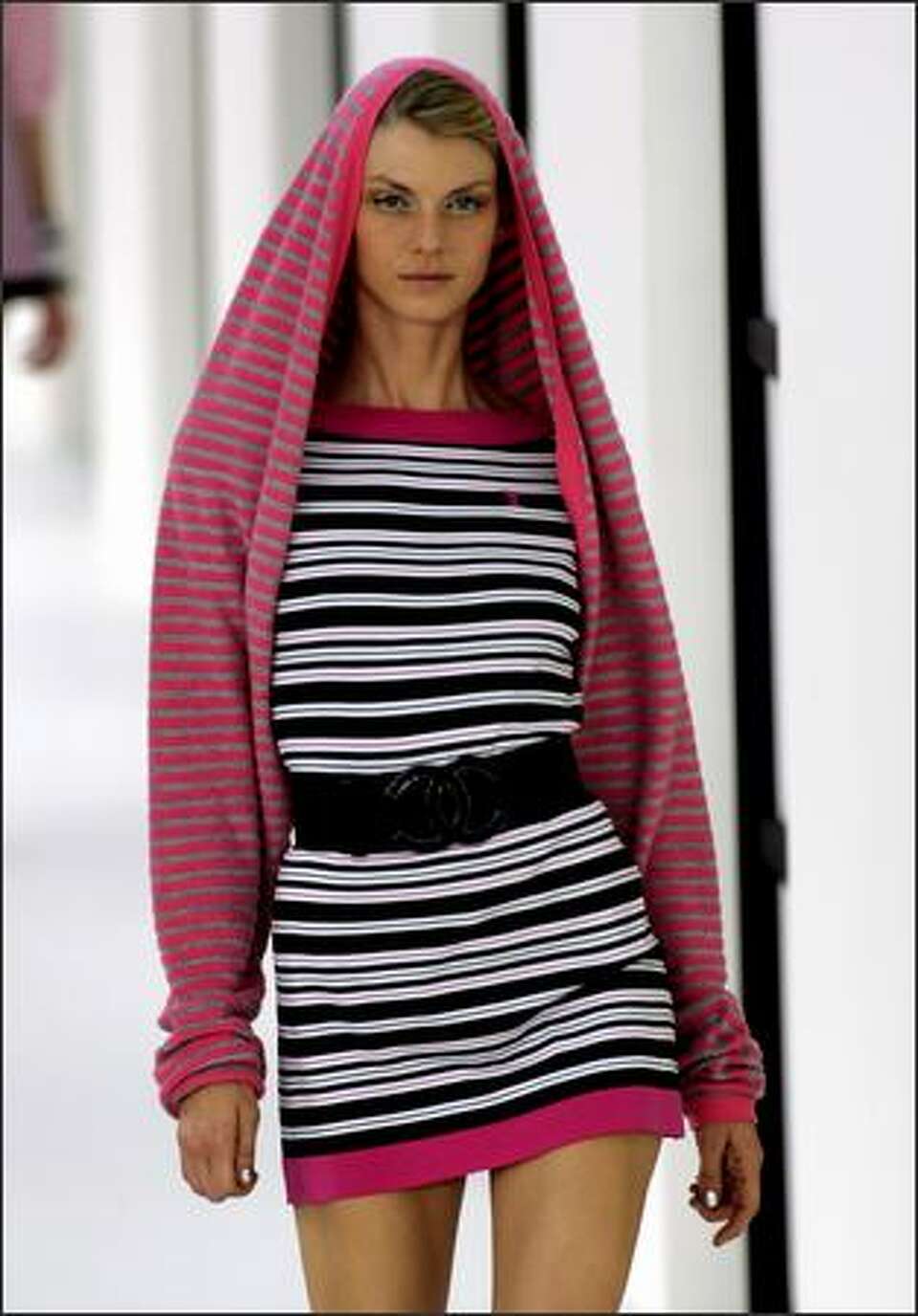 CHANEL Pink Striped 2007 Spring Summer runway Dress size 40