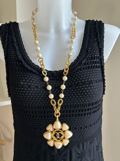 CHANEL collection 28 (1993) vintage gold chain with pearls