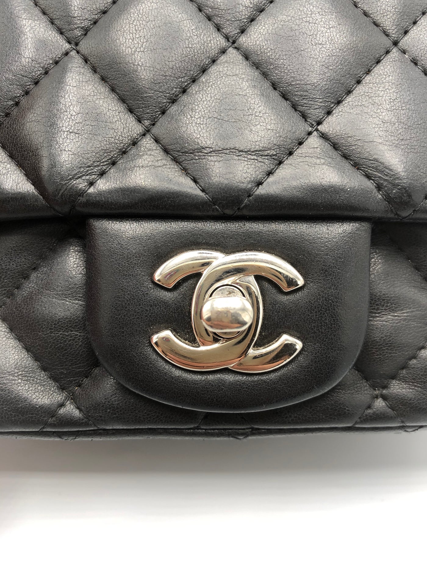 CHANEL Mini Square quilted lambskin with silver hardware hanbdag