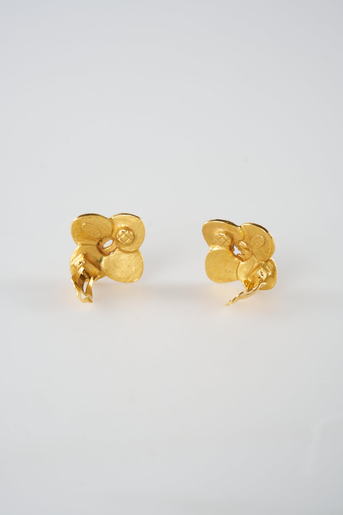 CHANEL vintage 1996 A gold plated clip on earrings