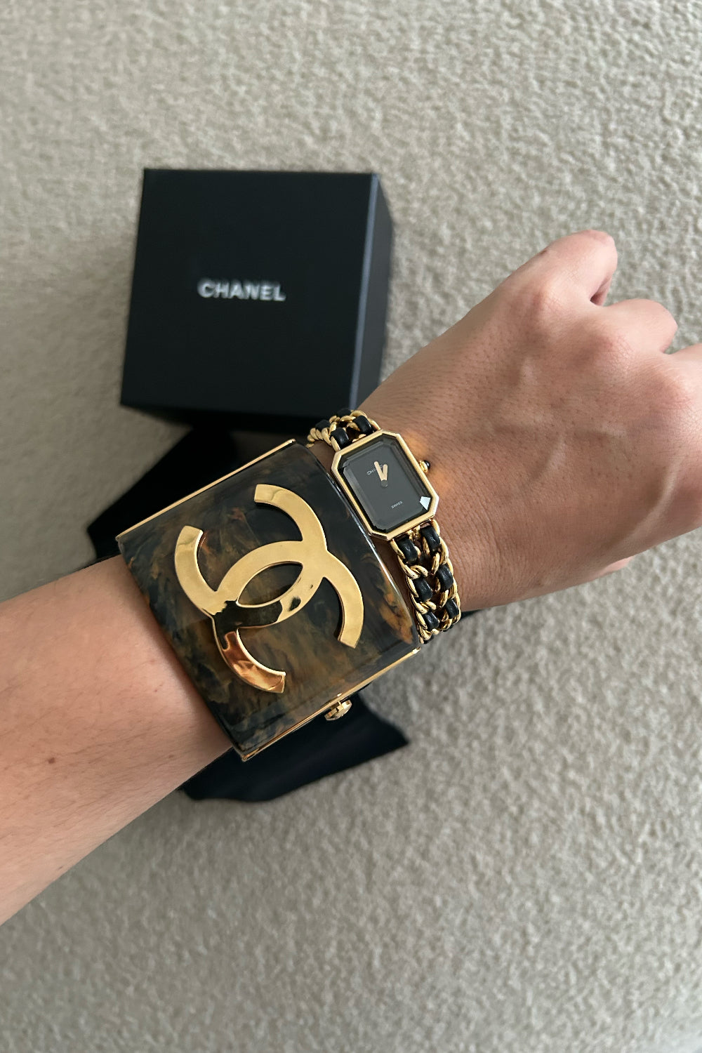 CHANEL Metiers d'Art Pre-Fall 2023 Marble resine CC logo cuff with box