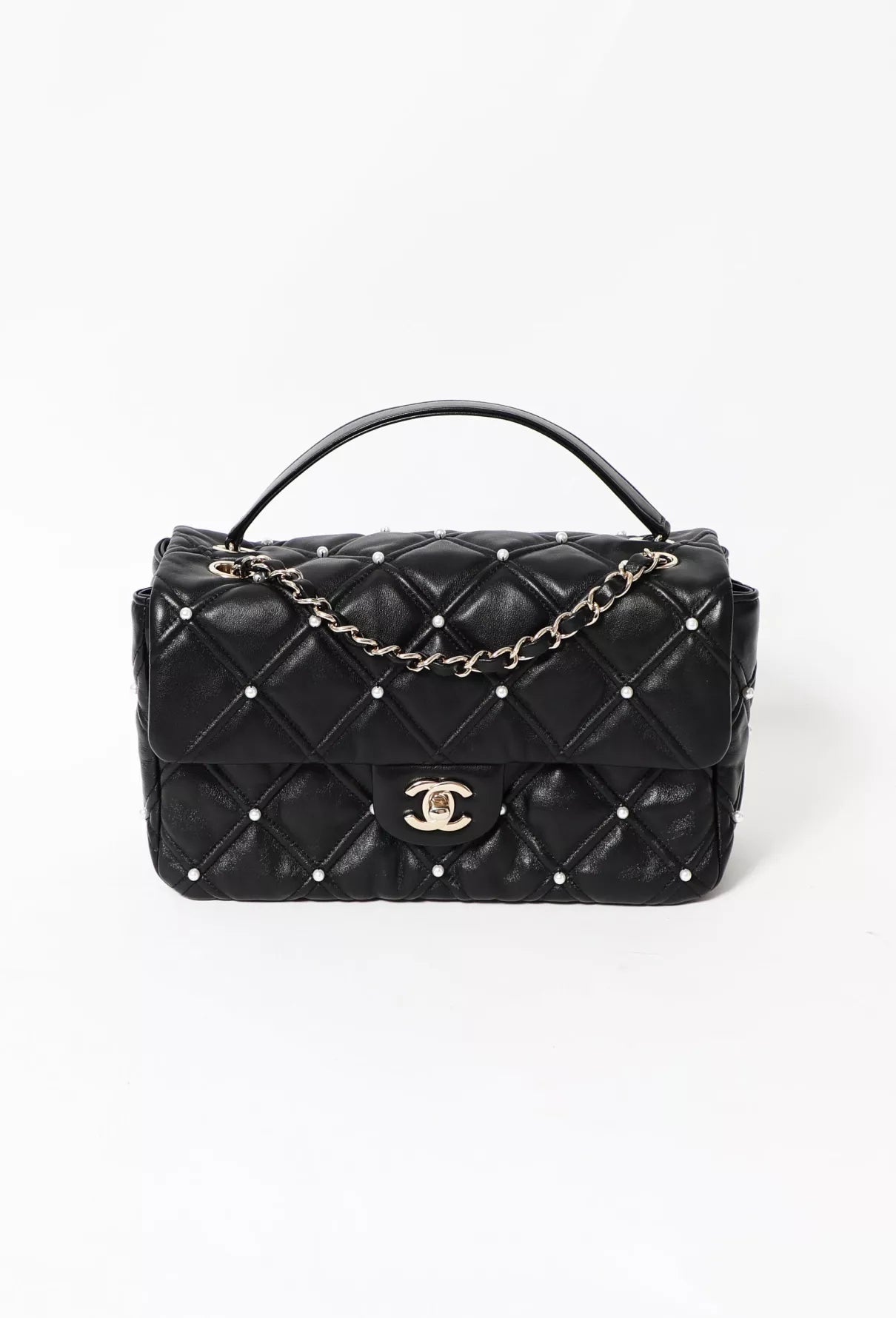 CHANEL 2019 fall winter runway leather and pearls handbag