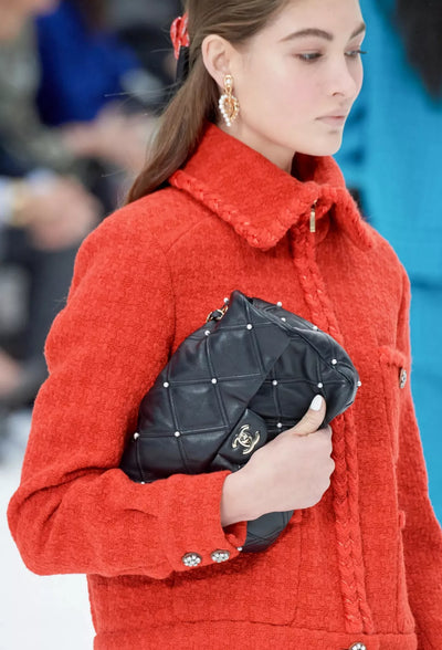 CHANEL 2019 fall winter runway leather and pearls handbag