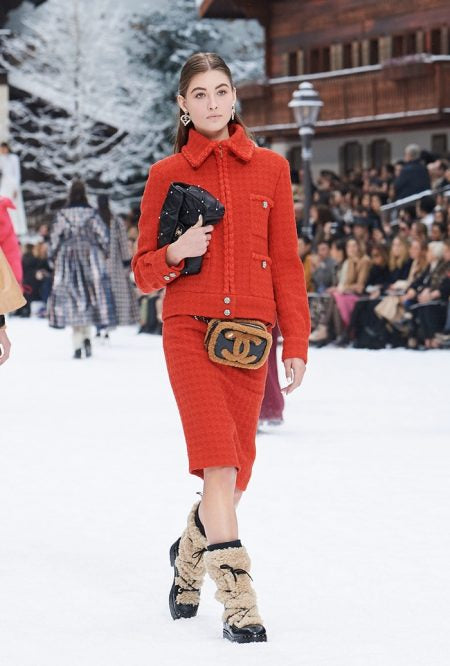 CHANEL 2019 fall winter runway leather and pearls handbag