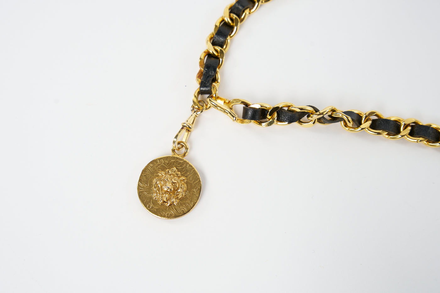 CHANEL 1980's intertwined chain belt/necklace medallion