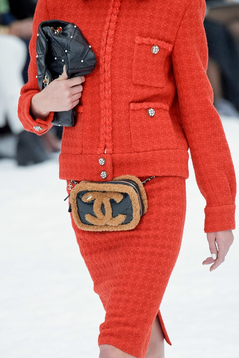 CHANEL 2019 fall winter runway leather and pearls handbag