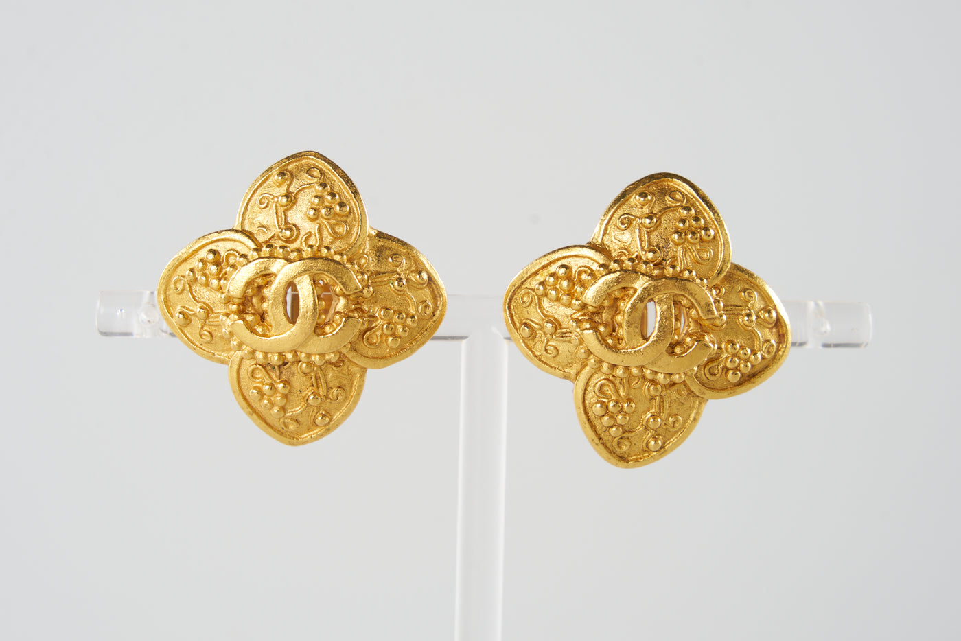 CHANEL vintage 1996 A gold plated clip on earrings