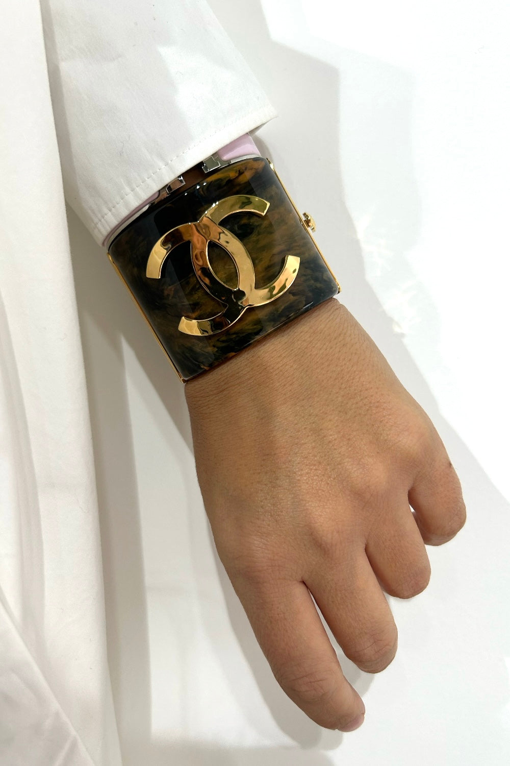 CHANEL Metiers d'Art Pre-Fall 2023 Marble resine CC logo cuff with box