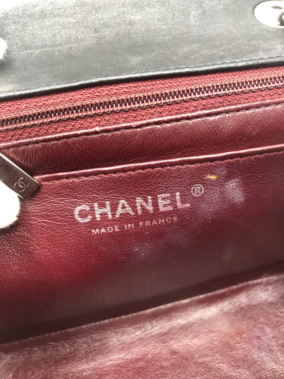 CHANEL Mini Square quilted lambskin with silver hardware hanbdag