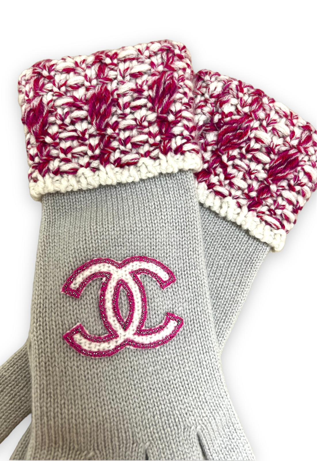 CHANEL Cashmere CC gloves grey and framboise