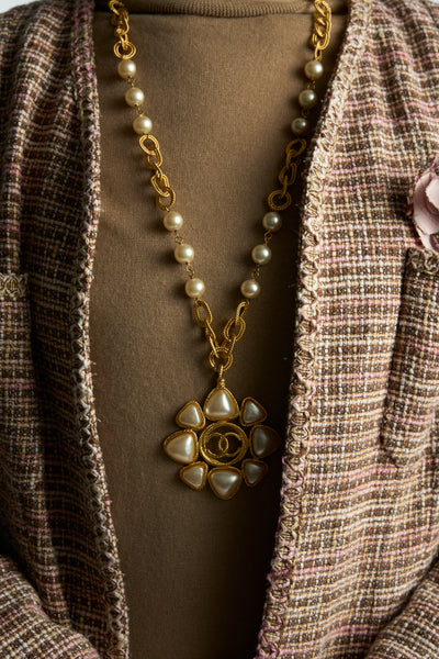 CHANEL collection 28 (1993) vintage gold chain with pearls