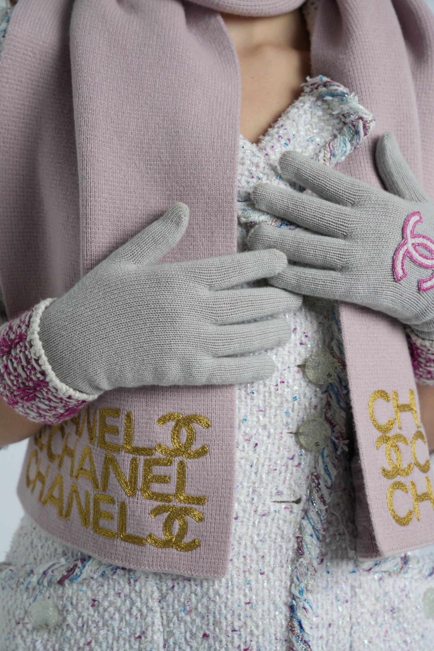 CHANEL Cashmere CC gloves grey and framboise