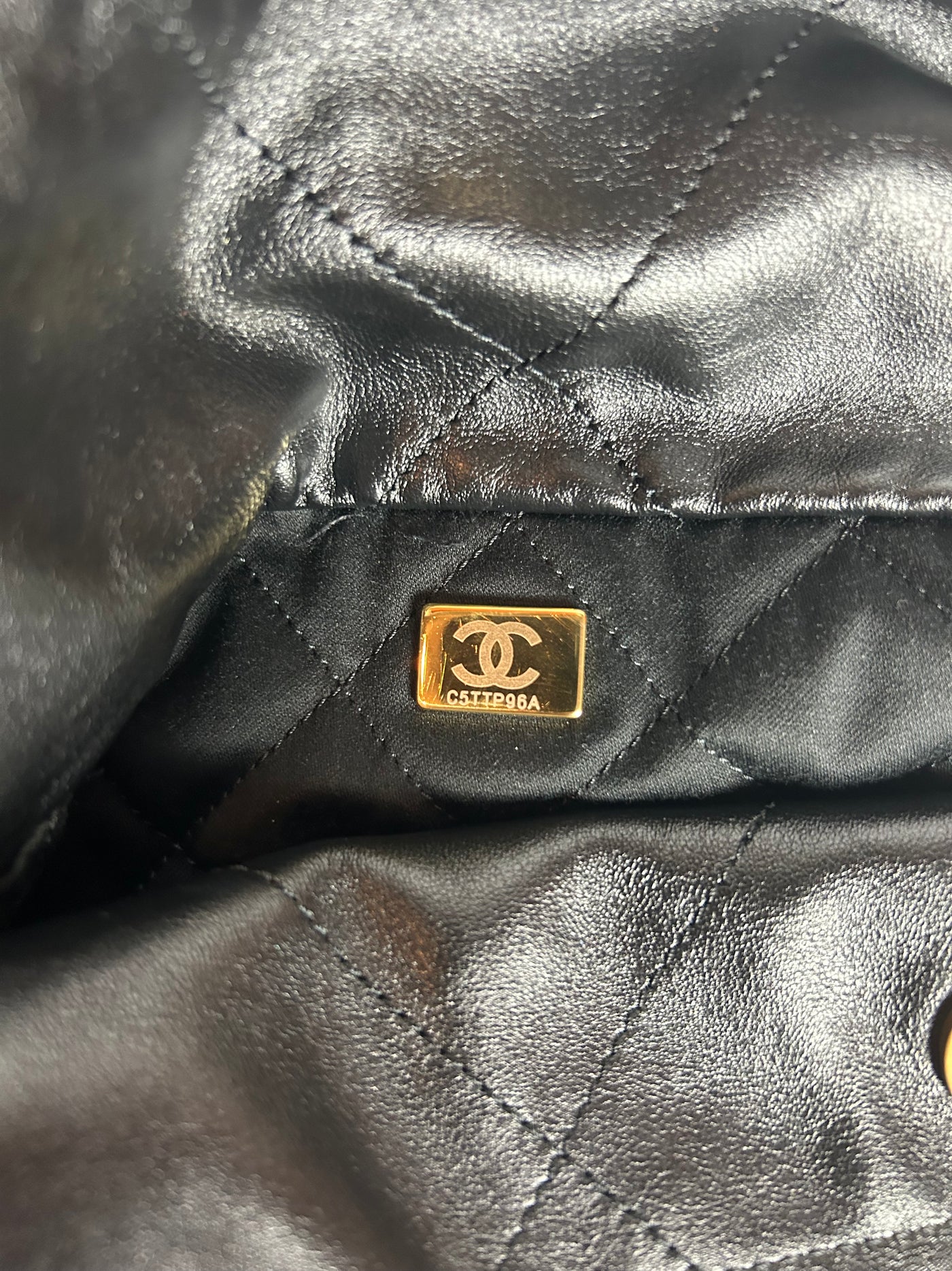 CHANEL 22 black leather handbag with gold hardware never worn