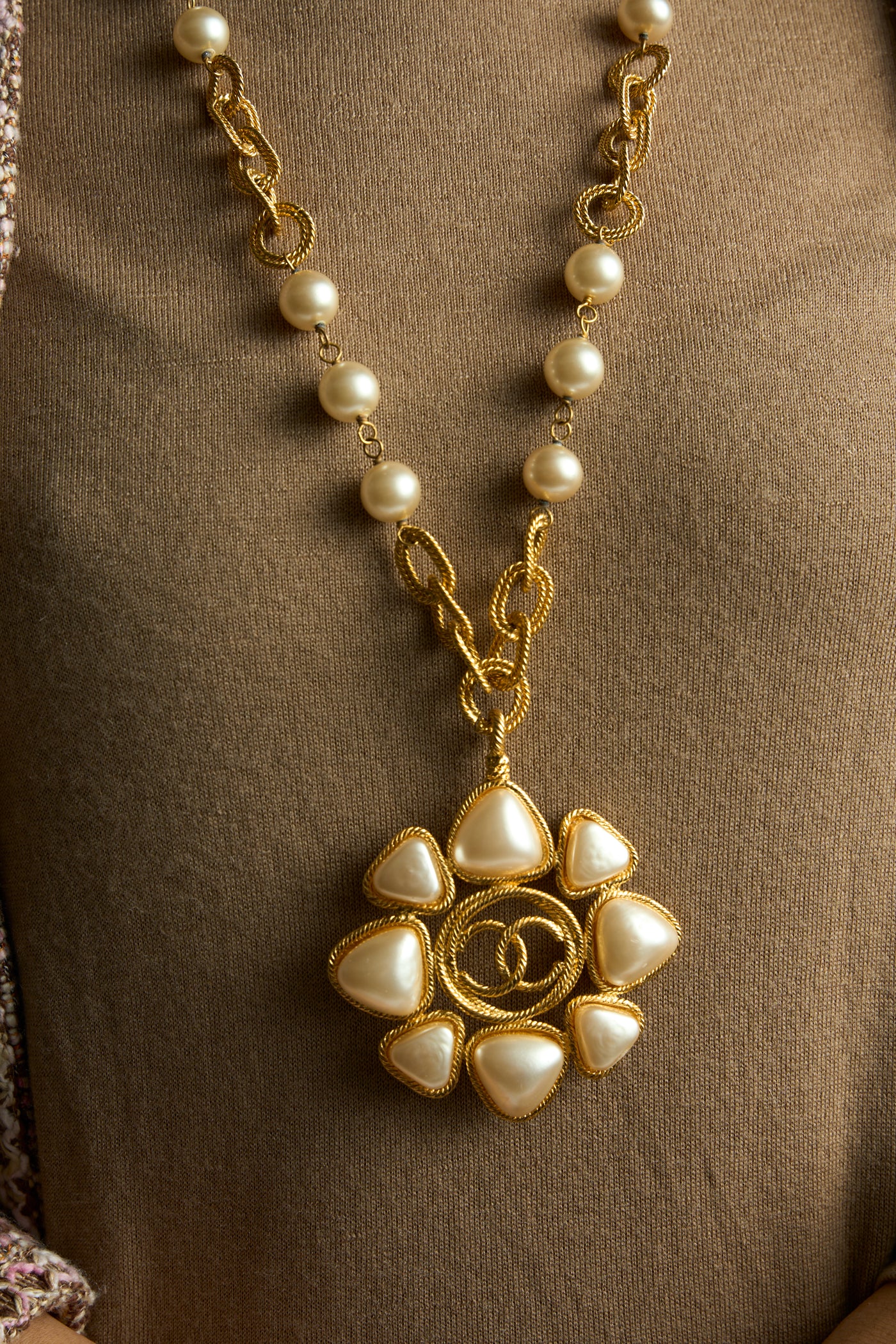 CHANEL collection 28 (1993) vintage gold chain with pearls