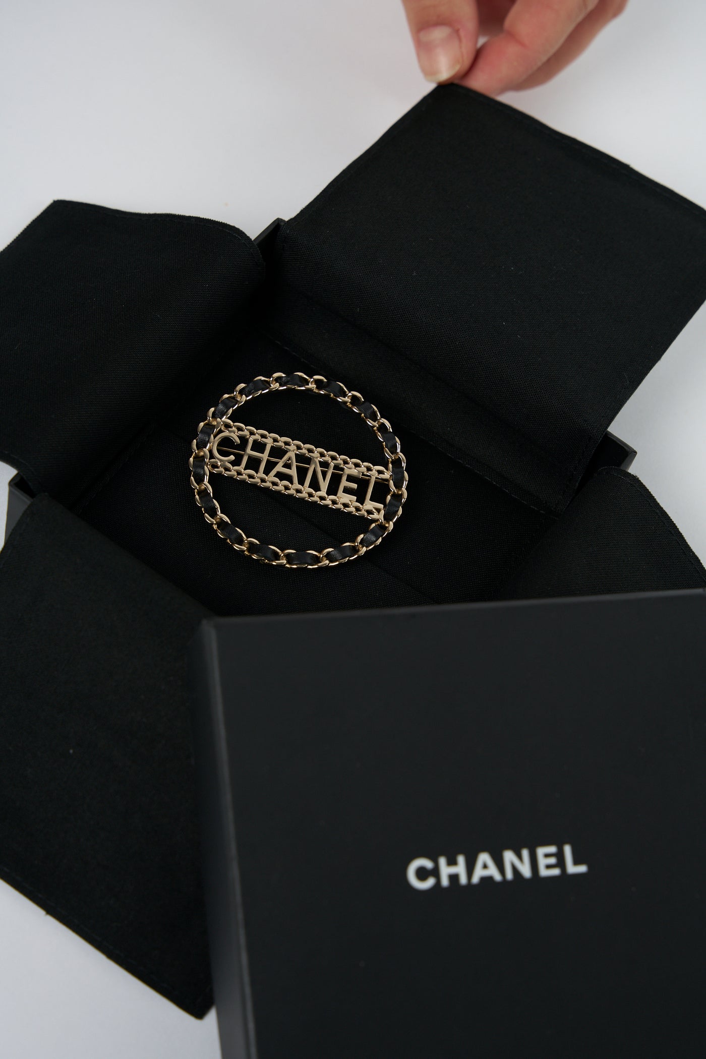 CHANEL gold chain intertwined brooch 2018