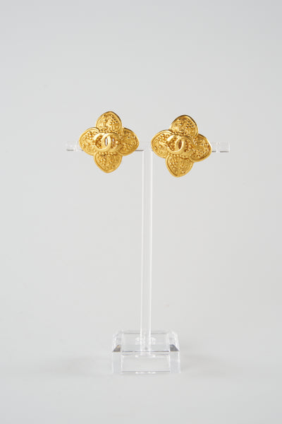 CHANEL vintage 1996 A gold plated clip on earrings