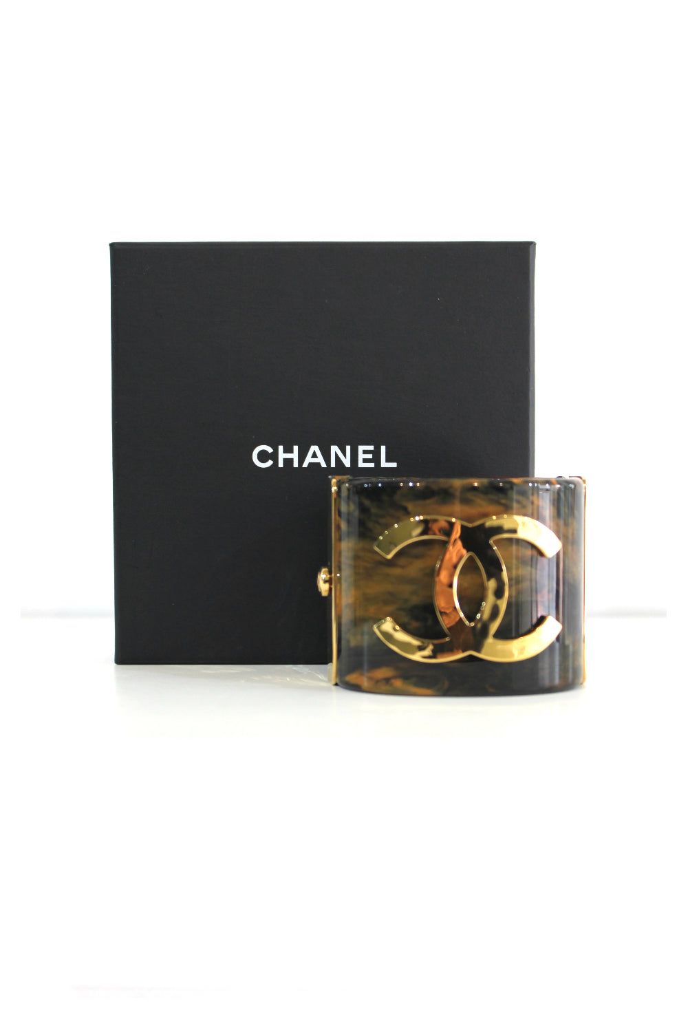 CHANEL Metiers d'Art Pre-Fall 2023 Marble resine CC logo cuff with box