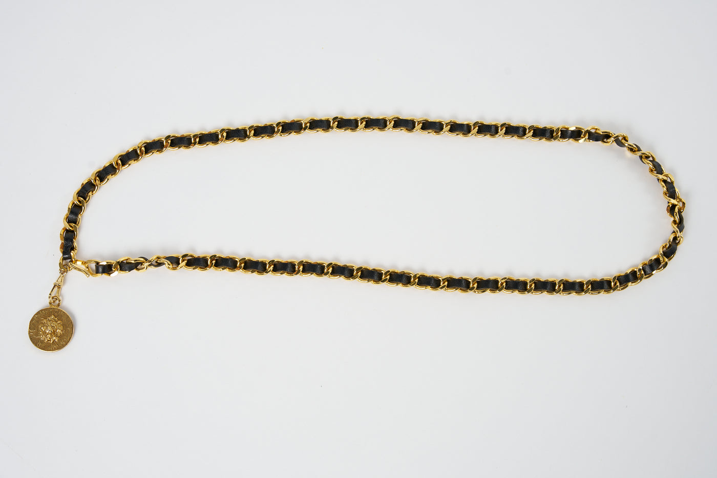 CHANEL 1980's intertwined chain belt/necklace medallion