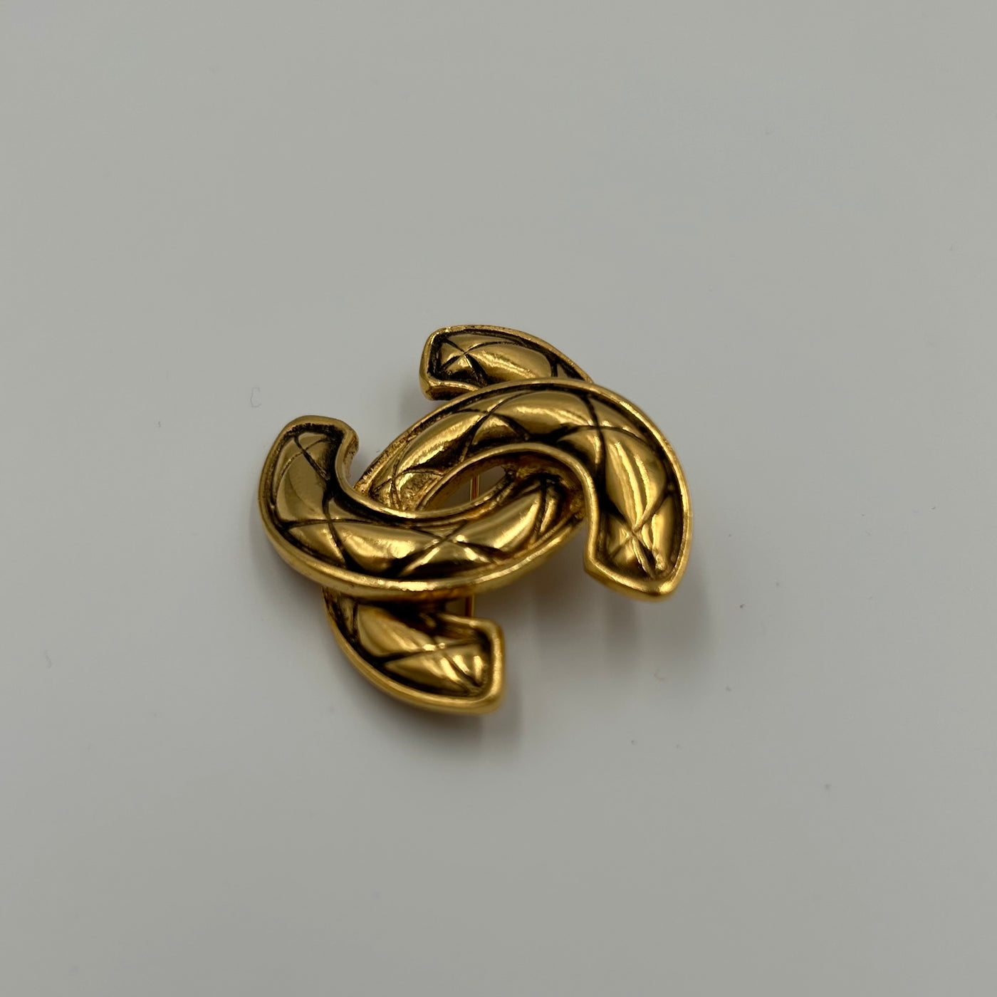CHANEL Vintage CC quilted gold brooch