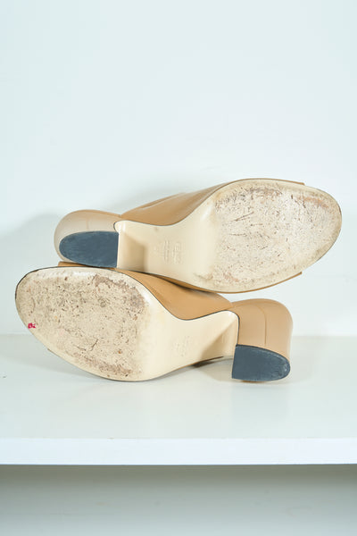 FENDI beige leather mules heels with gold “F”