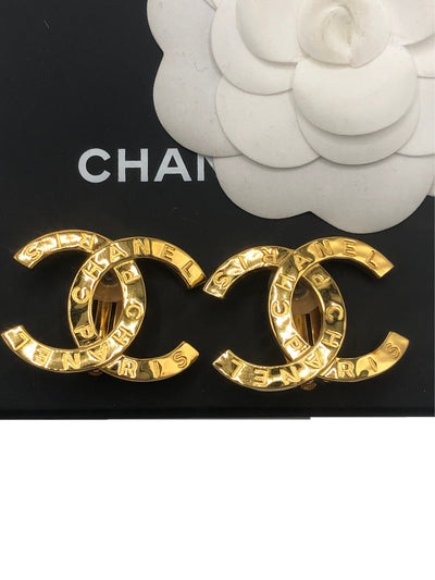 CHANEL Large CC Paris Buttons earrings (B20A)