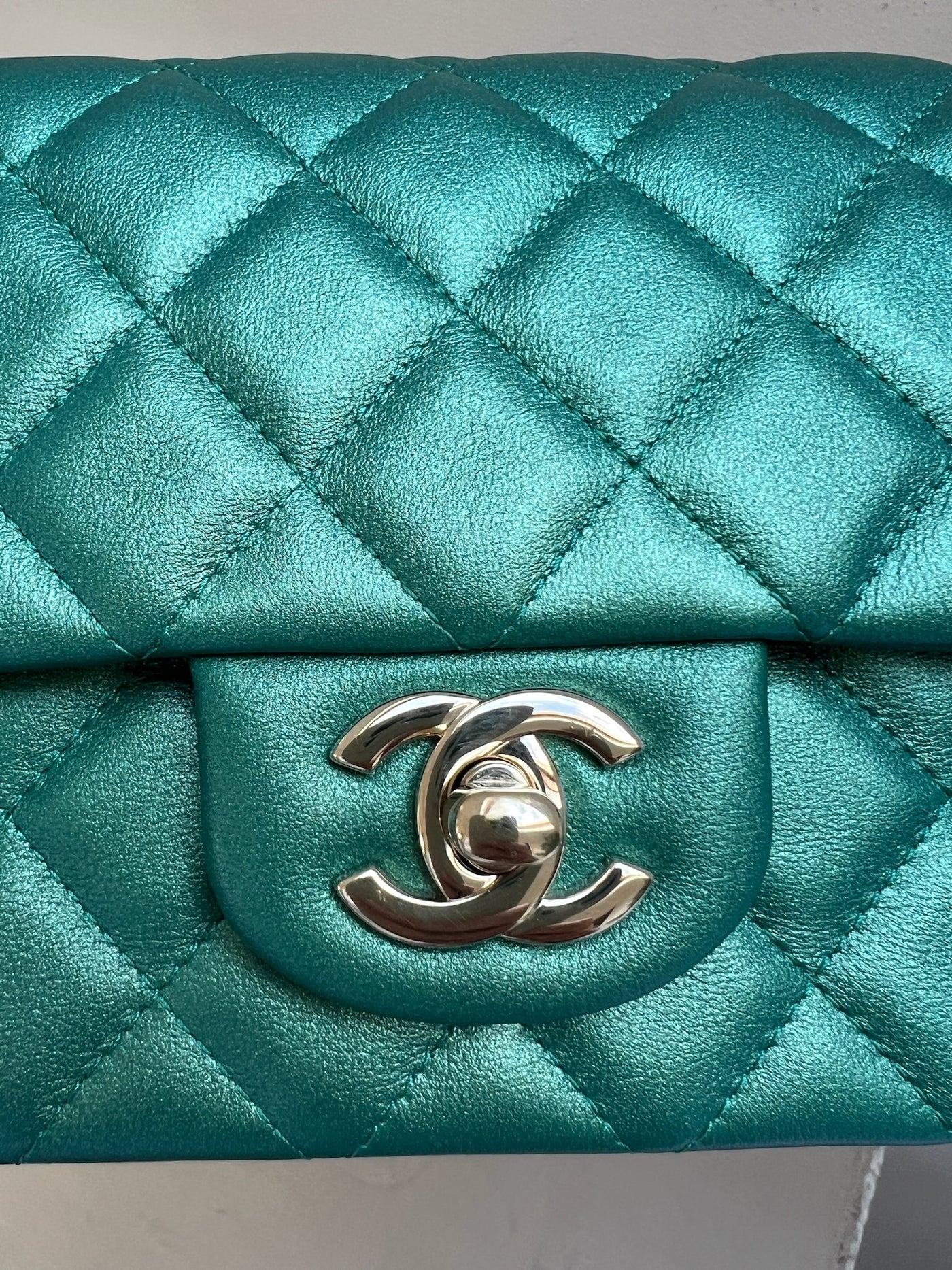CHANEL 22A mini rectangle emerald green iridescent handbag full set