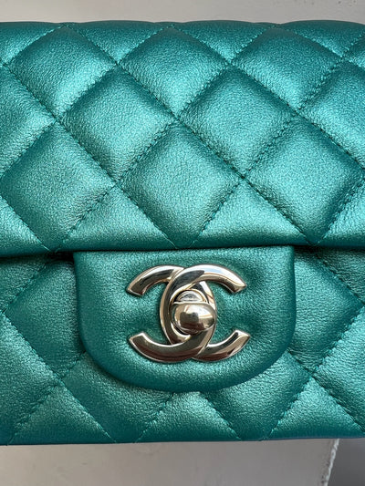 CHANEL 22A mini rectangle emerald green iridescent handbag full set