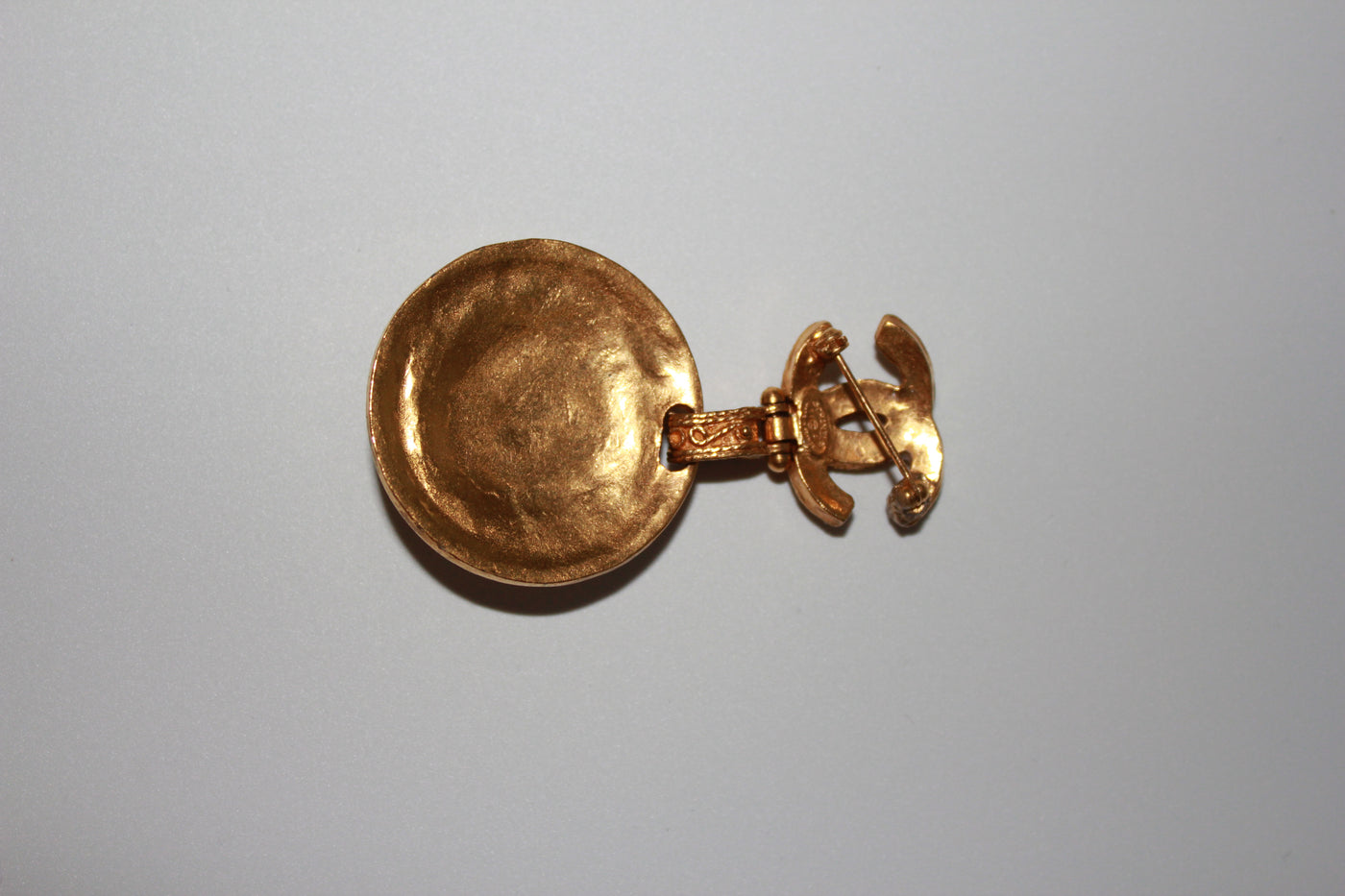 CHANEL Gripoix gold brooch 1994