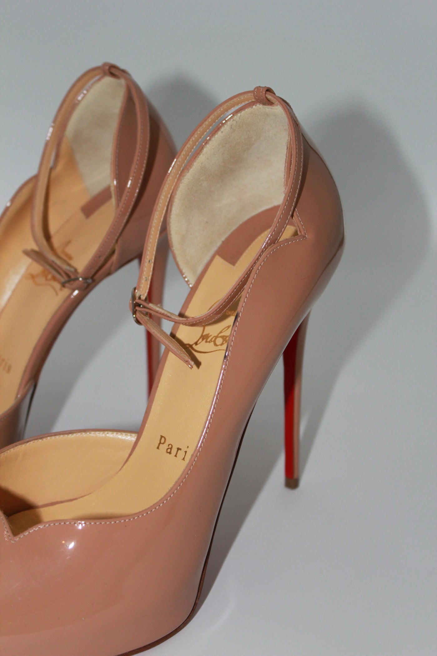 Christian LOUBOUTIN beige patent heels size 38.5 never worn