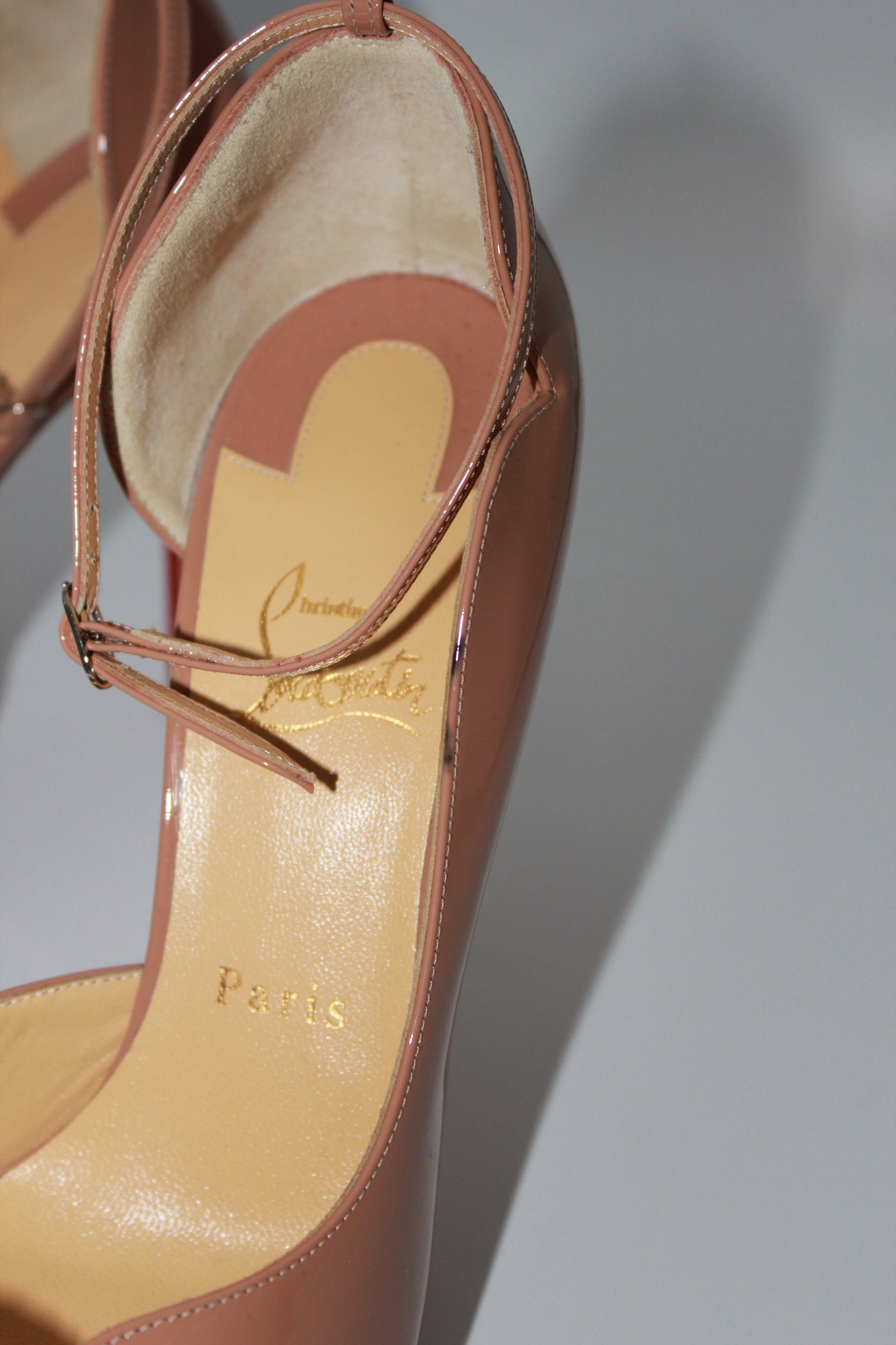 Christian LOUBOUTIN beige patent heels size 38.5 never worn