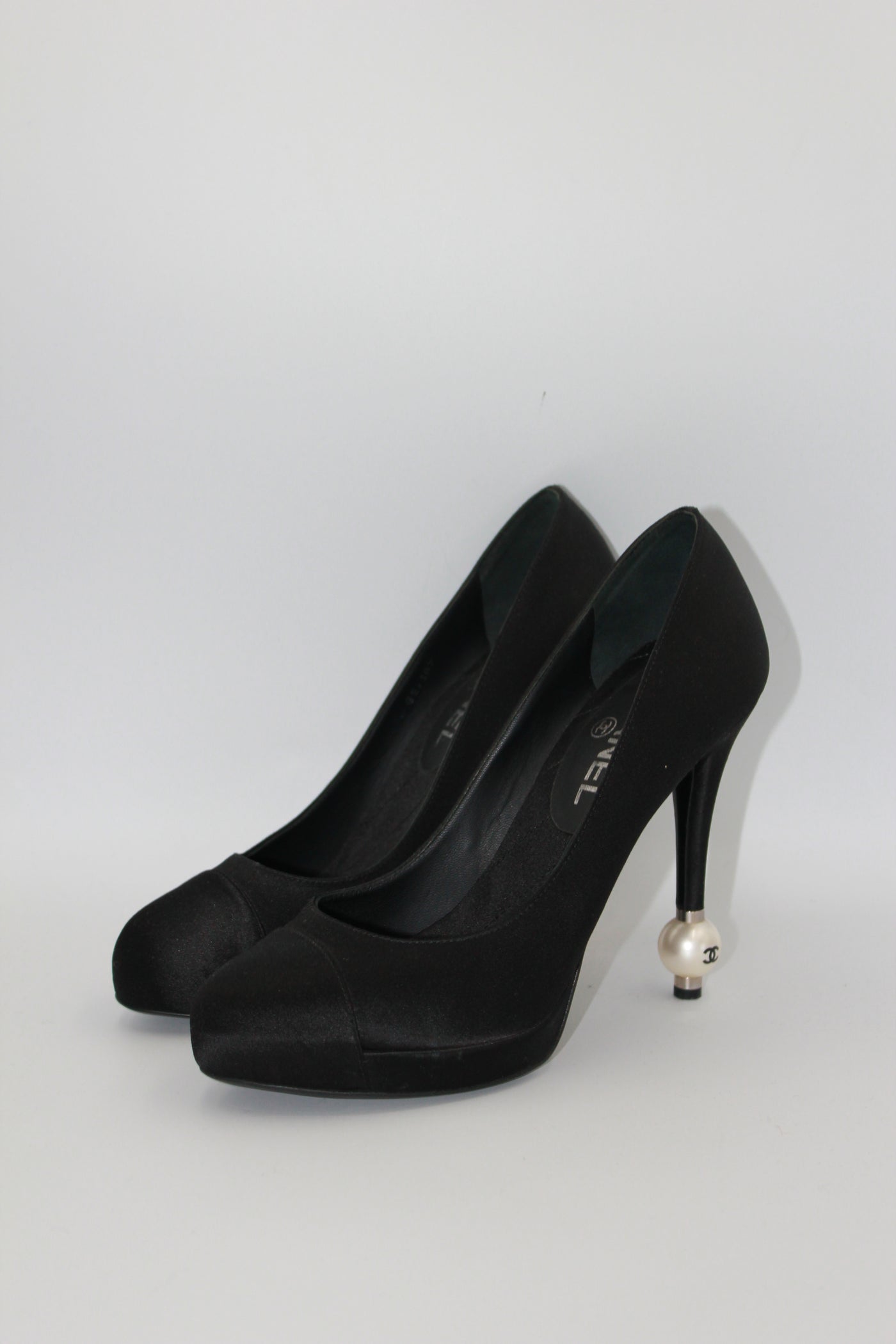 CHANEL large pearls heels size 39