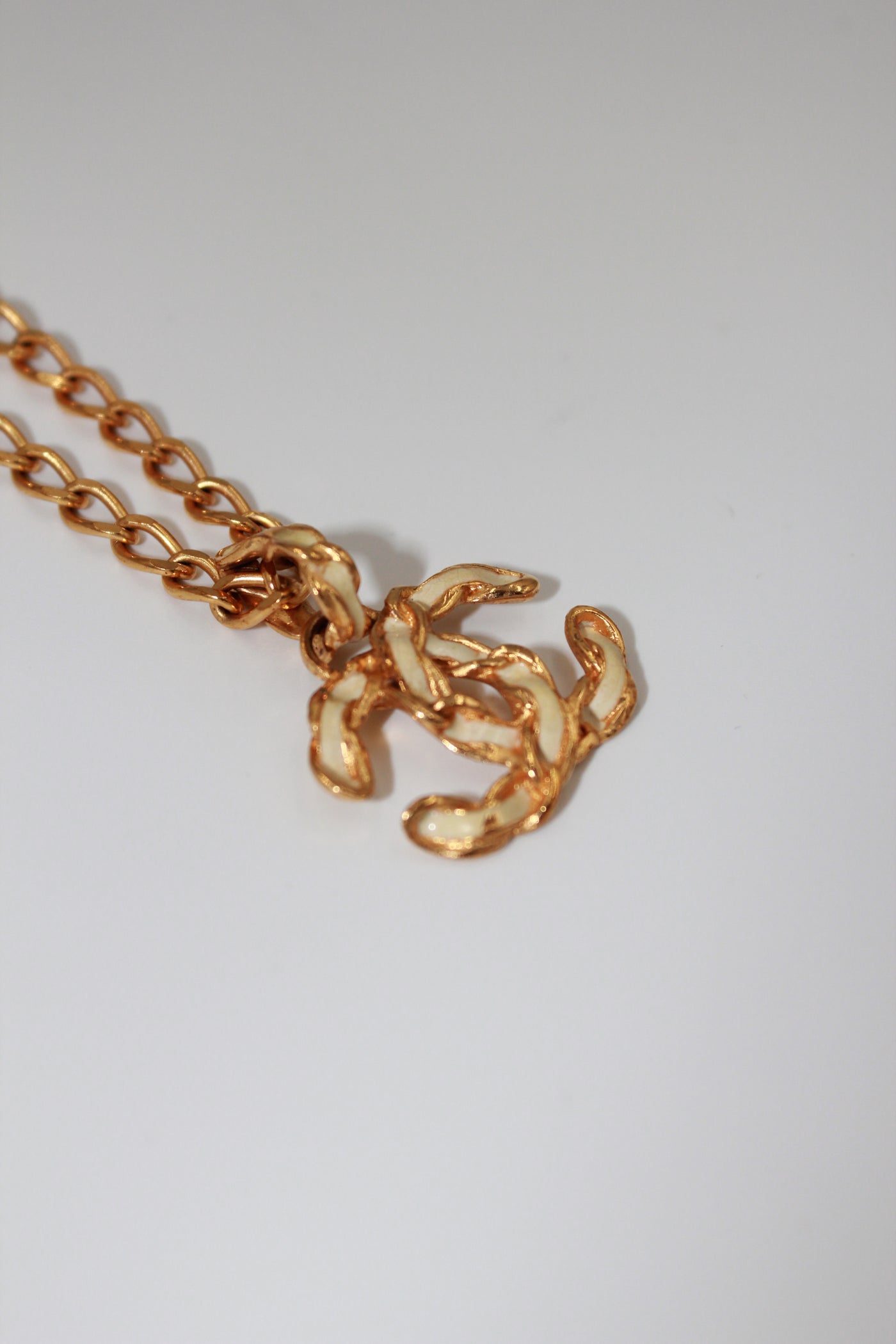 CHANEL CC intertwined gold chain necklace