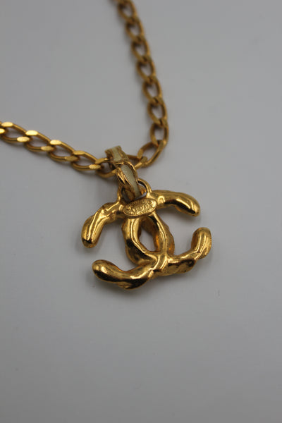 CHANEL CC intertwined gold chain necklace