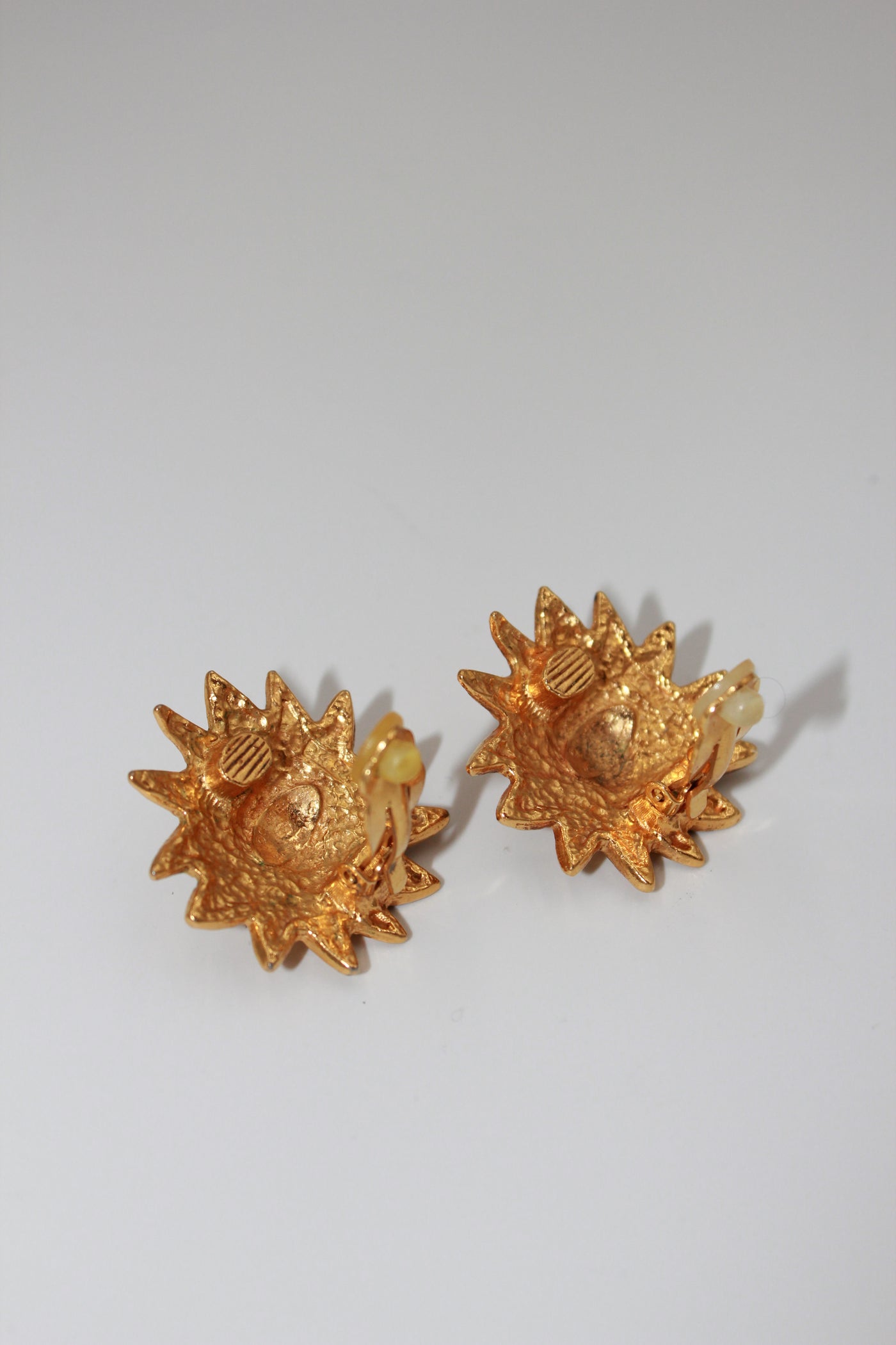 CHANEL rare collectible lion cc all around clip on earrings