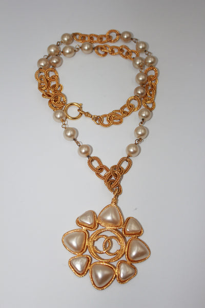 CHANEL collection 28 (1993) vintage gold chain with pearls