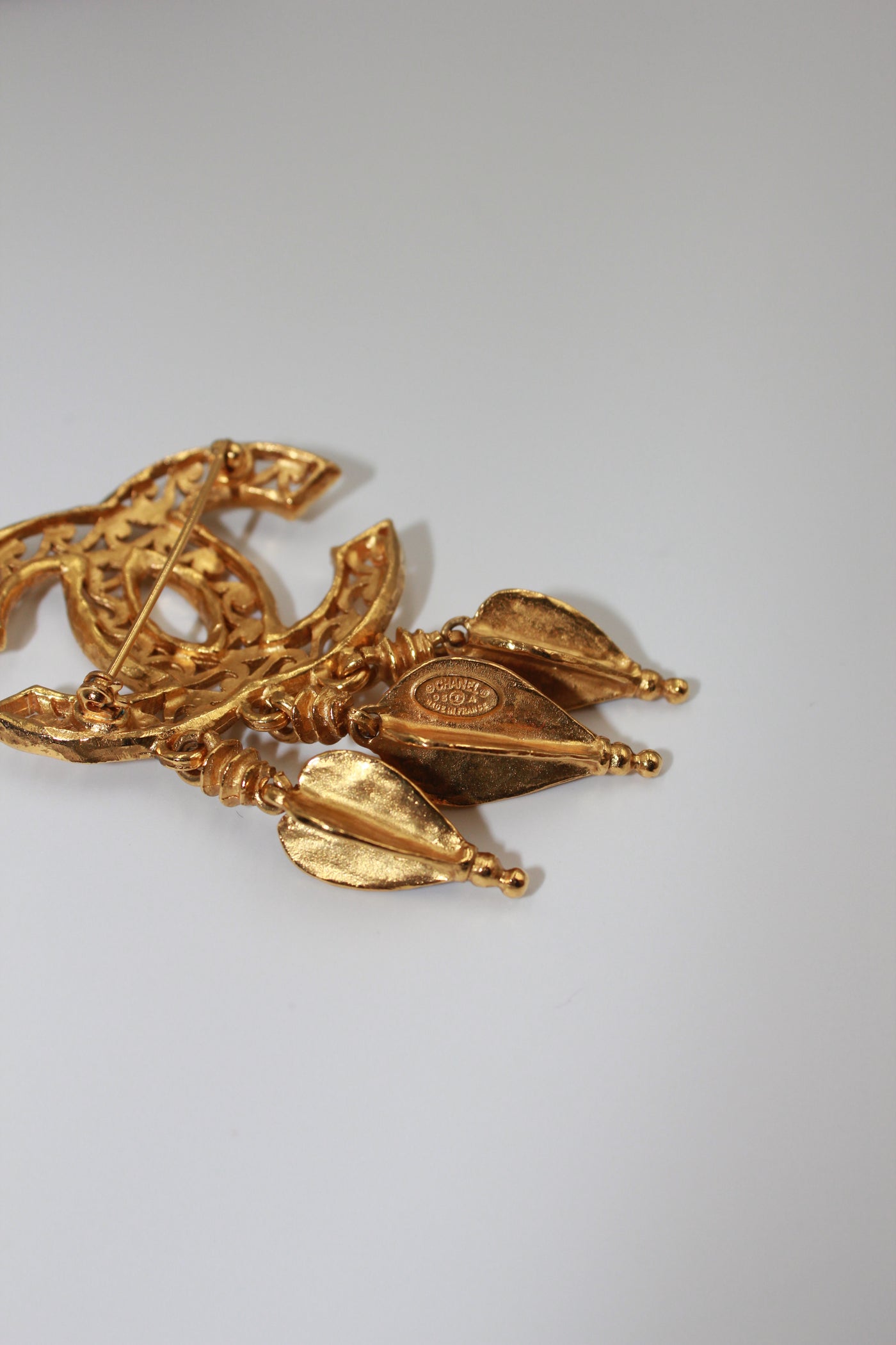 CHANEL 1995A 24 carats gold brooch