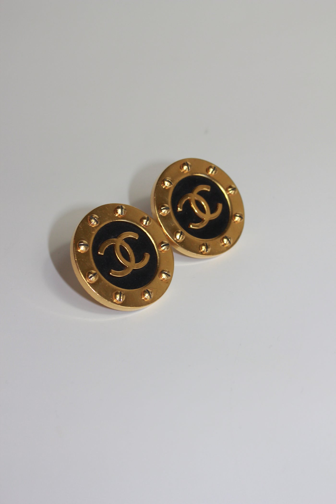 CHANEL vintage XL CC round clip on earrings 90's