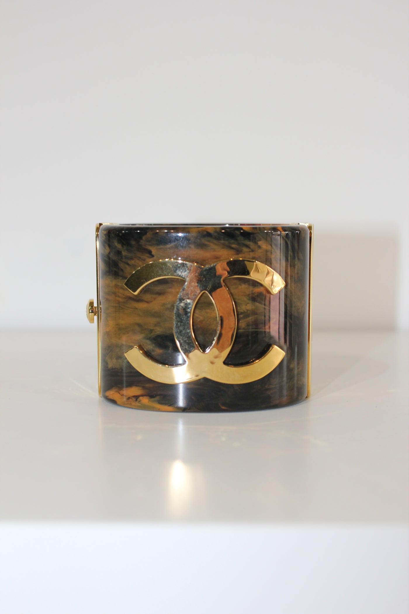 CHANEL Metiers d'Art Pre-Fall 2023 Marble resine CC logo cuff with box