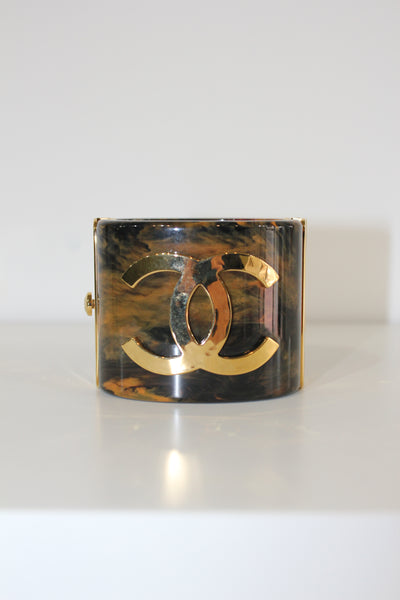 CHANEL Metiers d'Art Pre-Fall 2023 Marble resine CC logo cuff with box