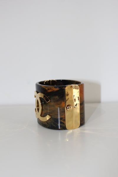 CHANEL Metiers d'Art Pre-Fall 2023 Marble resine CC logo cuff with box
