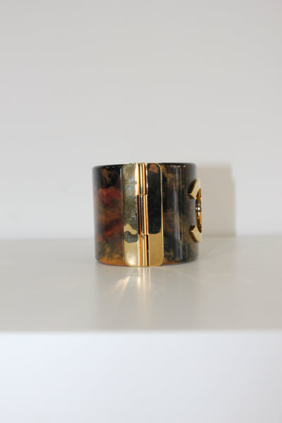 CHANEL Metiers d'Art Pre-Fall 2023 Marble resine CC logo cuff with box