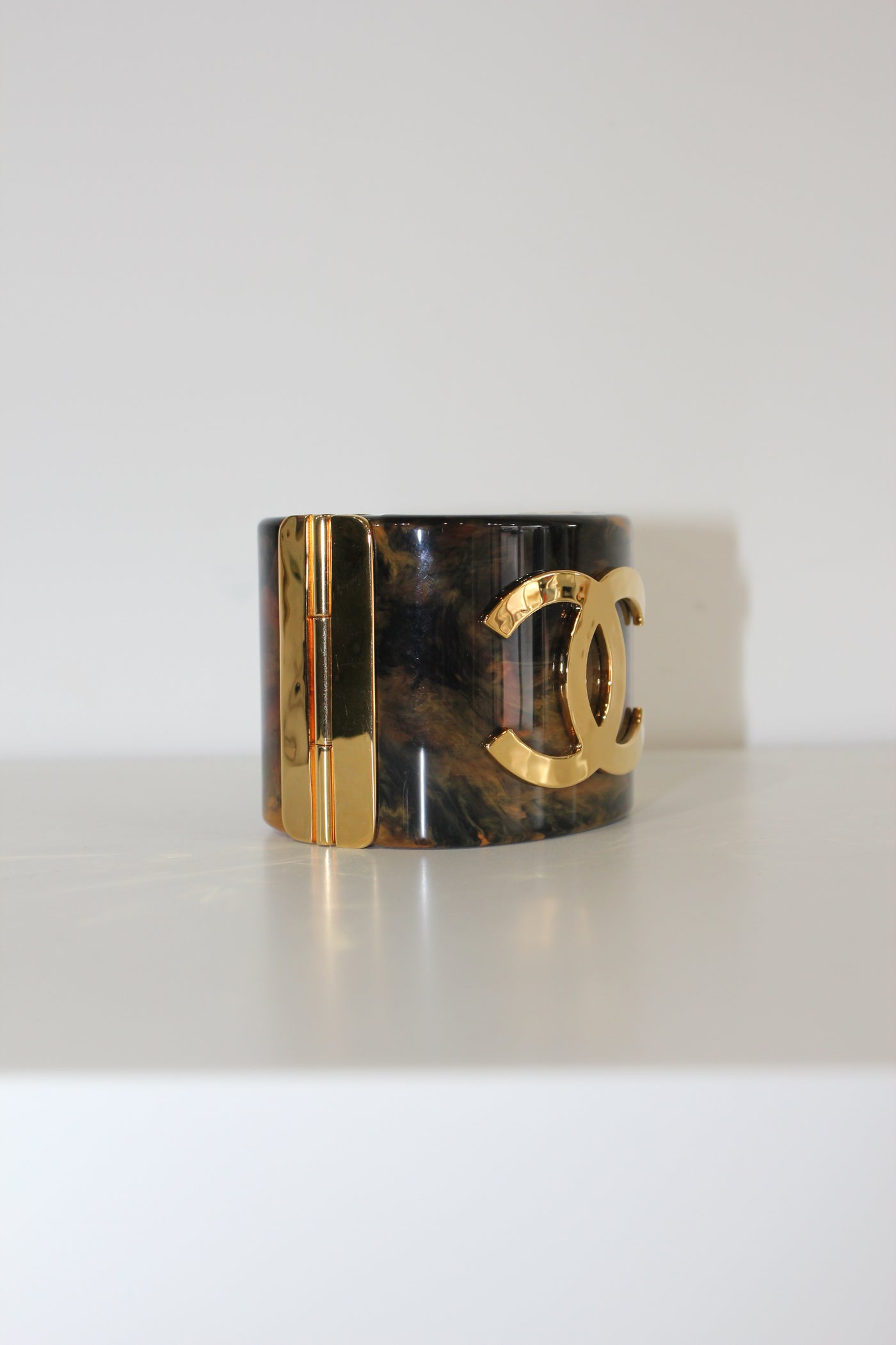 CHANEL Metiers d'Art Pre-Fall 2023 Marble resine CC logo cuff with box