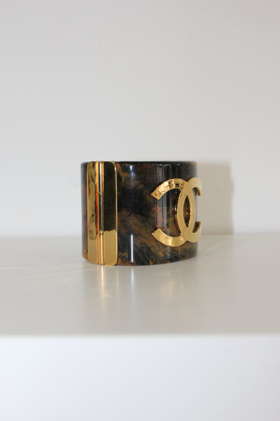 CHANEL Metiers d'Art Pre-Fall 2023 Marble resine CC logo cuff with box