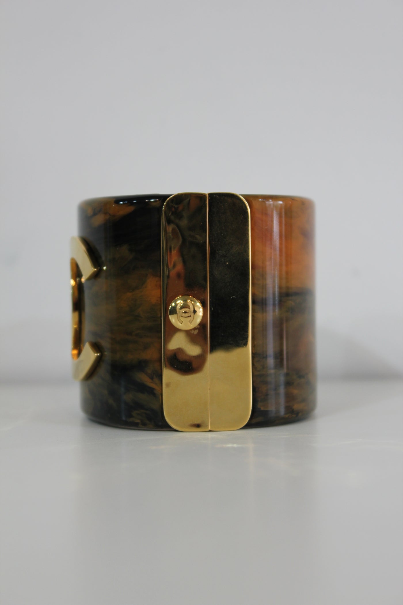 CHANEL Metiers d'Art Pre-Fall 2023 Marble resine CC logo cuff with box