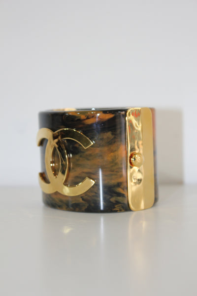 CHANEL Metiers d'Art Pre-Fall 2023 Marble resine CC logo cuff with box