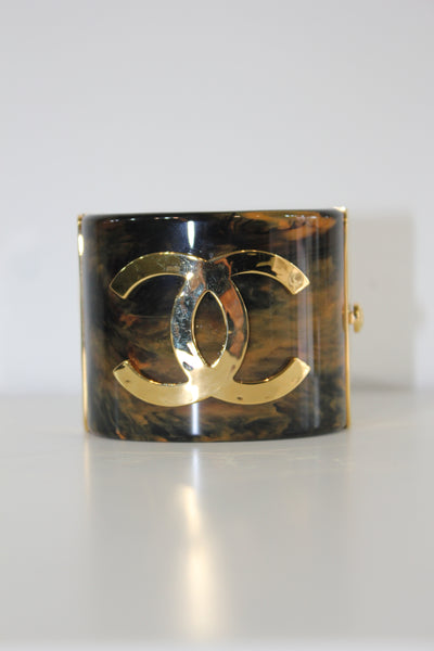 CHANEL Metiers d'Art Pre-Fall 2023 Marble resine CC logo cuff with box
