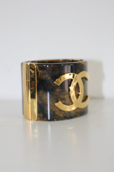 CHANEL Metiers d'Art Pre-Fall 2023 Marble resine CC logo cuff with box