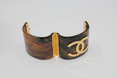 CHANEL Metiers d'Art Pre-Fall 2023 Marble resine CC logo cuff with box
