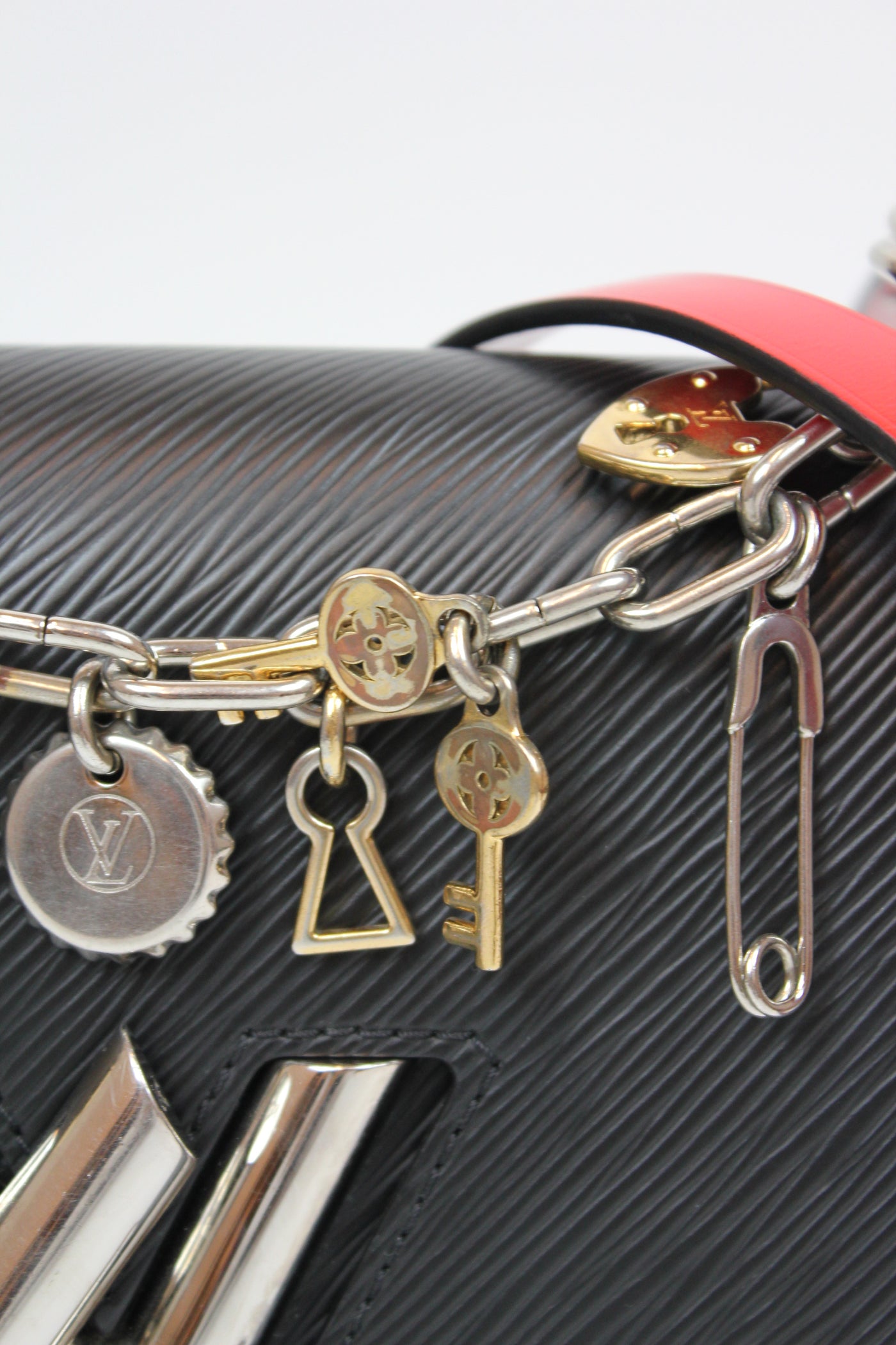 LOUIS VUITTON Twist MM Love Lock Charm Limited Edition Epi leather Black White Red - Full set ( Box, dust bag, receipt)